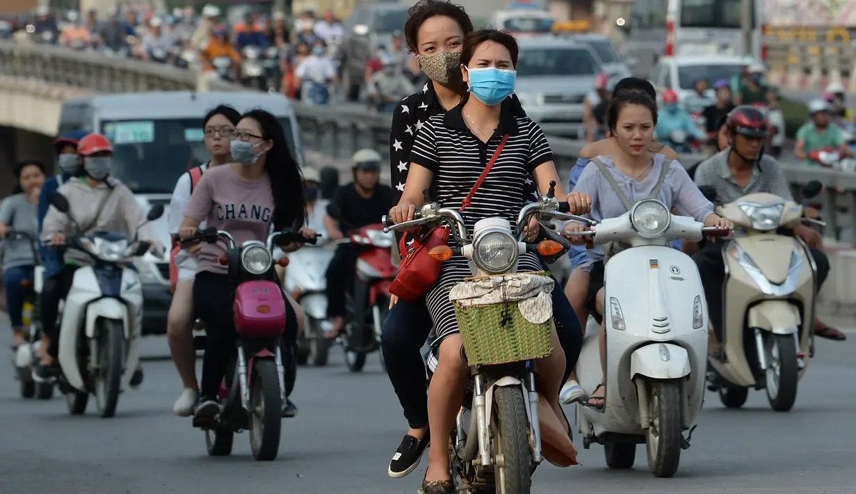 Pengendara motor melintas pada jam sibuk di sebuah jalan pusat kota Hanoi, 4 Juli 2017. Satu di antara dua dari seluruh 90 juta warga Vietnam dilaporkan memiliki sepeda motor atau populasi sepeda motor saat ini ada 45 juta unit. (AFP PHOTO/HOANG DINH Nam)
