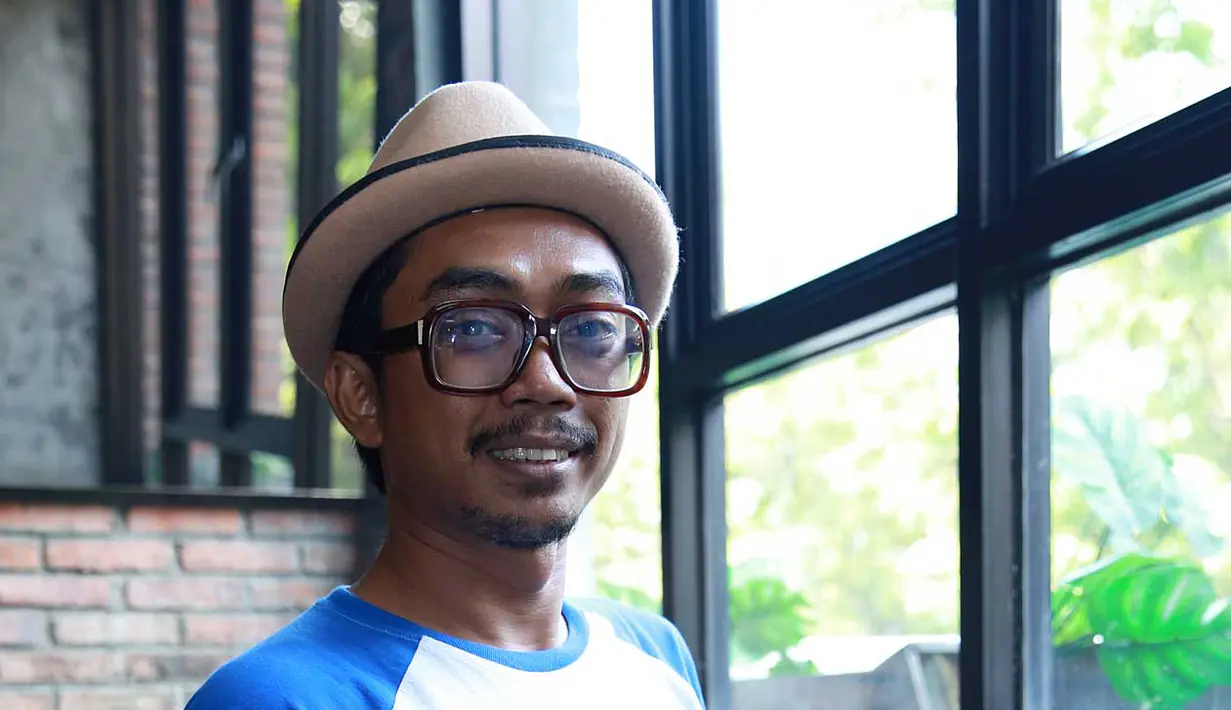 Pelawak Ence Bagus, memerankan karakter bernama Mujur dalam film 'Surat Cinta Kartini'. Mujur merupakan teman Sawardi (Chico Jerikho) tukang pos yang akrab dengan Raden Ajeng Kartini (Rania Putri Sari). (Deki Prayoga/Bintang.com)