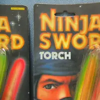 Berkat film Star Wars, kini banyak mainan tiruan pedang lightsaber, senjata andalan Jedi Order. (Via: jadulcollectibles.blogspot.com)