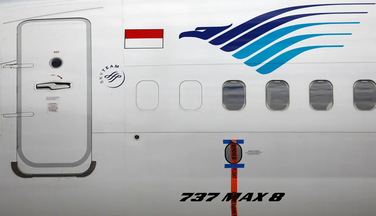 Segel terlihat pada pesawat Boeing 737 Max 8 Garuda Indonesia yang terparkir di Bandara Soekarno Hatta, Tangerang, Rabu (13/3). Pelarangan terbang untuk Boeing 737 Max 8 ini diambil pascakecelakaan maut Ethiopian Airlines. (REUTERS/Willy Kurniawan)
