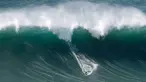 Peselancar unjuk kebolehan saat menaklukkan ombak besar di Praia do Norte atau Pantai Utara, Nazare, Portugal, Rabu (20/11/2019). Perairan Praia do Norte menjadi tempat uji nyali para peselancar dunia karena ombaknya yang bisa mencapai 30 meter. (AP Photo/Armando Franca)