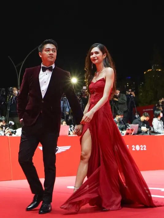 Tak sendirian, Mikha Tambayong juga turut menggandeng Deva Mahenra sebagai lawan mainnya di film Teluh Darah sekaligus pasangannya.  (Instagram/miktambayong).