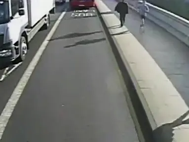 Gambar yang diambil dari video kamera pengawas yang dirilis Polisi Metropolitan London pada 8 Agustus 2017 menunjukkan pria berlari ke arah seorang wanita di Jembatan Putney, London. Insiden tersebut terjadi 5 Mei 2017. (Polisi Metropolitan via AP)