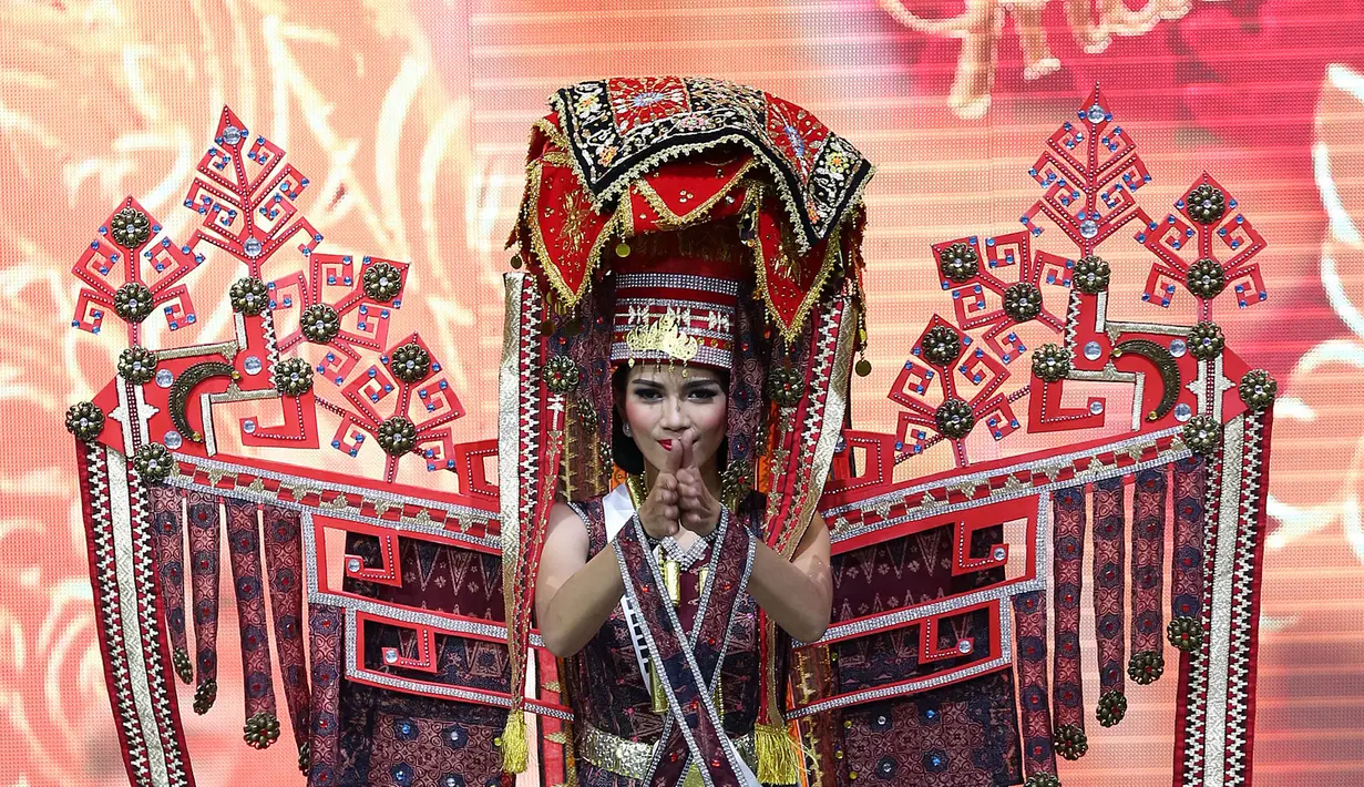 Finalis Putri Indonesia dari Lampung, Feriska Anggrelita mengenakan busana daerahnya saat unjuk kesenian dan bakat, Jakarta, Senin (27/3). 38 finalis ini nantinya akan berkompetisi menjadi sang Putri Indonesia 2017. (Liputan6.com/Johan Tallo)