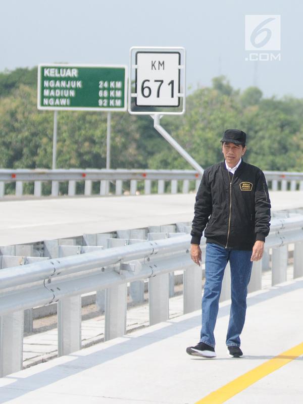 Presiden Joko Widodo (Jokowi) meninjau ruas jalan Trans Jawa seusai peresmian di Provinsi Jawa Timur, Kamis (20/12). Jokowi meresmikan empat ruas tol Trans Jawa seksi Jawa Timur sepanjang 59 km. (Liputan6.com/Angga Yuniar)
