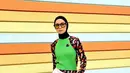 Tantri Namirah tampil playfull mengenakan atasan high neck hijau knit yang dijadikan outer dipadukan inner lengan panjang bermotif colorfull serta celana panjang putih. Sambil membawa tas colorfull dan heels hijau neonnya. [@tantrinamirah]