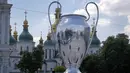Replika trofi Liga Champions menghiasi kota Kiev, Ukraina, Selasa (22/5/2018). Kiev menjadi tuan rumah final Liga Champions 2018 antara Real Madrid kontra Liverpool. (AP/Efrem Lukatsky)