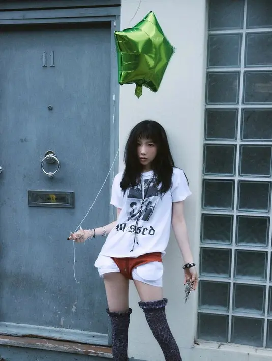 Taeyeon membagikan sederet foto di media sosialnya untuk mini album terbarunya. Yang mencuri perhatian ketika ia mengenakan underwear pada salah satu outfit konsep albumnya. [@taeyeon_ss]
