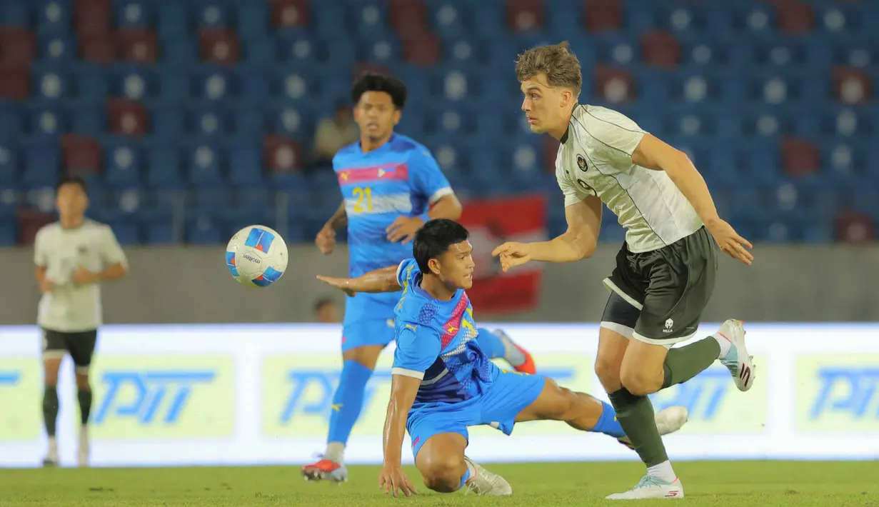 Bertanding di Stadion 700th Anniversary, Chiang Mai, Thailand, Senin (8/12/2025), skuad Garuda Muda tampil menyerang sejak awal laga. Tampak dalam foto, pemain Timnas Indonesia U-22, Mauro Nils Zijlstra saat berlaga pada laga perdana Grup C SEA Games 2025 melawan Filipina di Stadion 700th Anniversary, Chiang Mai, Thailand, Senin (8/12/2025). (Bola.com/Bagaskara Lazuardi)