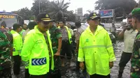 Dia sempat berbincang dengan beberapa korban banjir yang berada di bundaran La Piaza Kelapa Gading, Jakarta Utara. (Ahmad Romadoni/Liputan6.com)