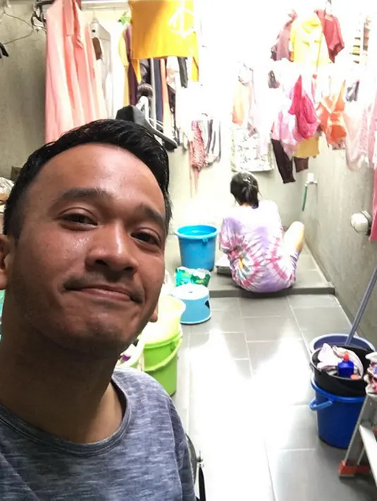 "Kalau ditanya atau aku lg teriak " yank dimana ? lalu jawab nya di Ruang Kerja " hahahaha untuk baju2 Thalia gak pernah mau pake mesin cuci, kata nya biar puas," tulis Ruben Onsu pada foto memperlihatkan istri sedang mencuci. (Instagram/ruben_onsu)