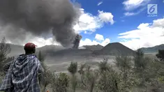 Wisatawan menyaksikan erupsi Gunung Bromo di kawasan Ngadisari, Probolinggo, Jawa Timur, Senin (25/3). Erupsi Gunung Bromo dengan status level II (waspada) menjadi daya tarik bagi wisatawan untuk menikmati atraksi alam. (merdeka.com/Arie Basuki)