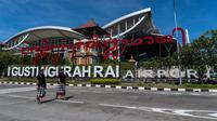 Dua penjaga keamanan tradisional Bali, yang secara lokal dikenal sebagai Pecalang, berpatroli selama Hari Raya Nyepi Tahun Baru Saka 1945 di luar bandara internasional Ngurah Rai di Badung di pulau resor Bali pada 22 Maret 2023. (AFP/DICKY BISINGLASI)