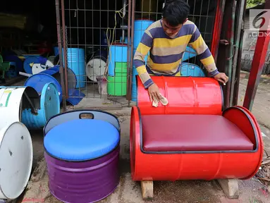Pekerja sedang membersihkan kursi dari drum bekas di industri kecil Ali Kreatif, Parung Bogor, Selasa (30/1). Industri yang beromset 20 juta rupiah setiap minggunya juga memproduksi tempat sampah, lemari hingga meja. (Liputan6.com/Fery Pradolo)
