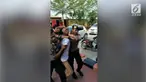 Seorang pria sambil membawa ransel menerobos pagar Polresta Samarinda, Sabtu (2/6).