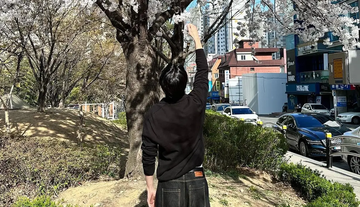 Aktor Byeon Woo Seok tak banyak mengunggah foto diri saat berjalan-jalan melihat bunga ini bermekaran. Ia memilih untuk membagikan foto tampak belakang, dan juga potret bunga ini yang putih bersih, tampak kontras dengan birunya langit dilatar belakang. (Instagram/ byeonwooseok)