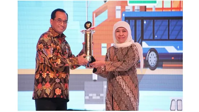 Gubernur Khofifah tampil anggun dengan memakai batik saat mendapat Penghargaan Wahana Tata Nugraha (WTN) Wiratama 2019 dari Kementerian Perhubungan.
