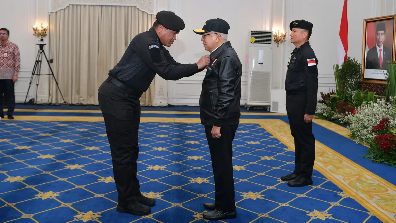 Wakil Presiden (Wapres) Ma’ruf Amin menerima penyematan Brevet Kehormatan Hiu Kencana dalam upacara yang diselenggarakan di Istana Wakil Presiden, Jakarta.