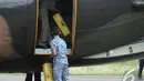 Sejumlah barang bantuan dari Singapura diturunkan dari dalam pesawat, Pangkalan Bun, Kalteng, Kamis (1/1/2015). (Liputan6.com/Herman Zakharia)