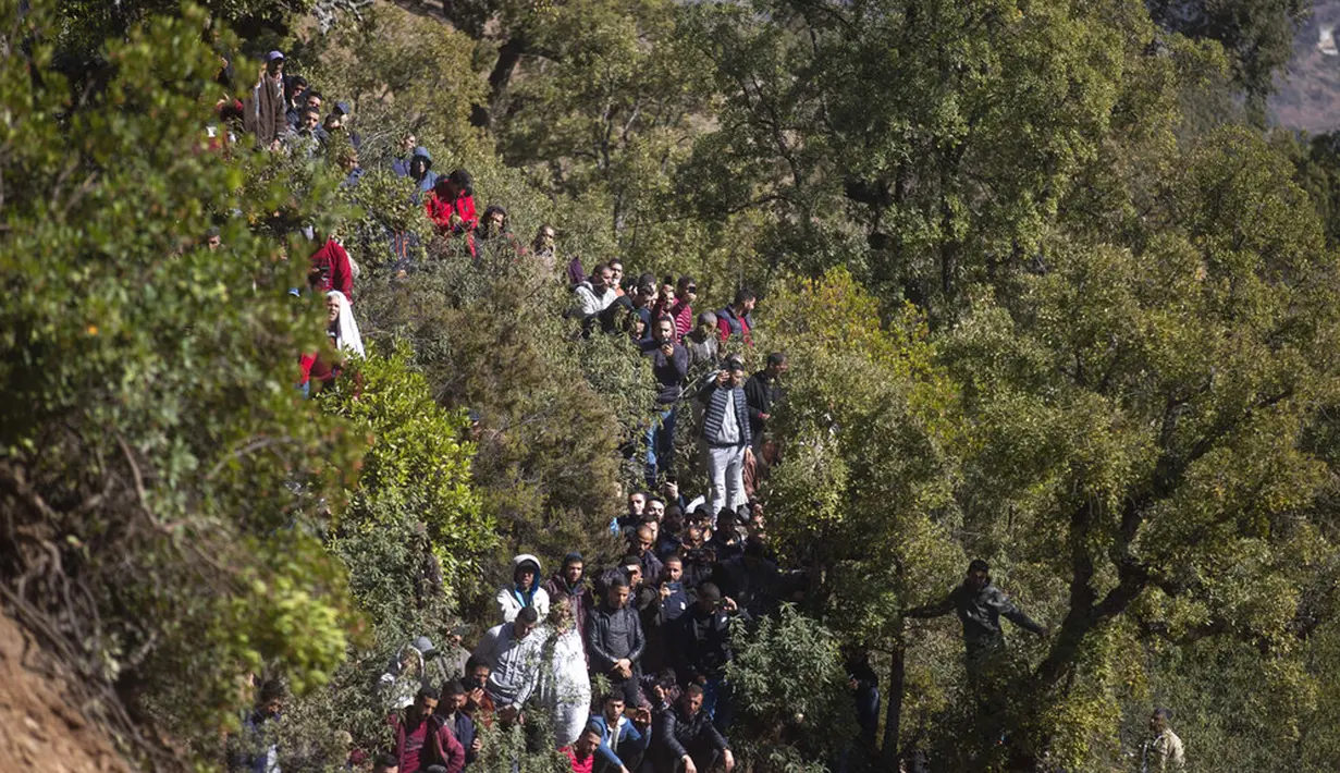 Orang-orang berkumpul di atas bukit saat pemakaman Rayan Oram (5) di Desa Ighran, Provinsi Chefchaouen, Maroko, 7 Februari 2022. Rayan Oram meninggal setelah terjebak selama lima hari dalam sumur kering sedalam 32 meter. (AP Photo/Mosa'ab Elshamy)