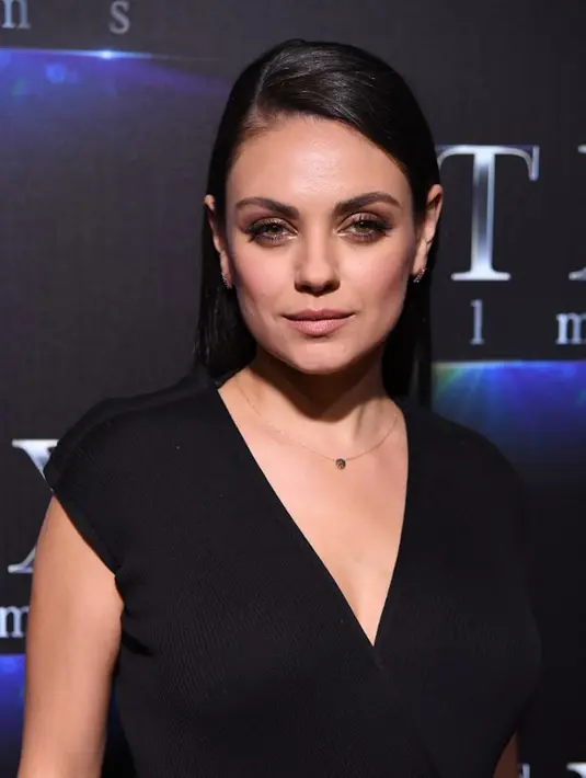 Di program acara The Howard Stern Show, Ashton bercerita rasa khwatirnya itu pun hadir. Ia melihat Mila Kunis tengah berselingkuh dengan pria lain yang merupakan rekan kerjanya di sebuah judul film. (AFP/Bintang.com)