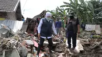 Gubernur Jatim Khofifah meninjau lokasi bekas banjir di Pasuruan. (Dian Kurniawan/Liputan6.com)