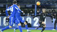 Gelandang Juventus, Adrien Rabiot (kanan) melihat mengumpan bola dari kawalan bek Empoli, Ardian Ismajli dan Petar Stojanovic selama pertandingan lanjutan Liga Serie A Italia di stadion Carlo-Castellani di Empoli, Minggu (27/2/2022). Juventus menang tipis atas Empoli 3-2. (AFP/Alberto Pizzoli)