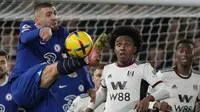 Penyerang Fulham, Willian terlihat saat gelandang Chelsea Mateo Kovacic menembak bola pada laga tunda pekan ke-7 Premier League 2022/2023 di Craven Cottage, Jumat (13/1/2023) WIB.  Chelsea kembali meraih hasil buruk di ajang Liga Inggris. (AP Photo/Alastair Grant)