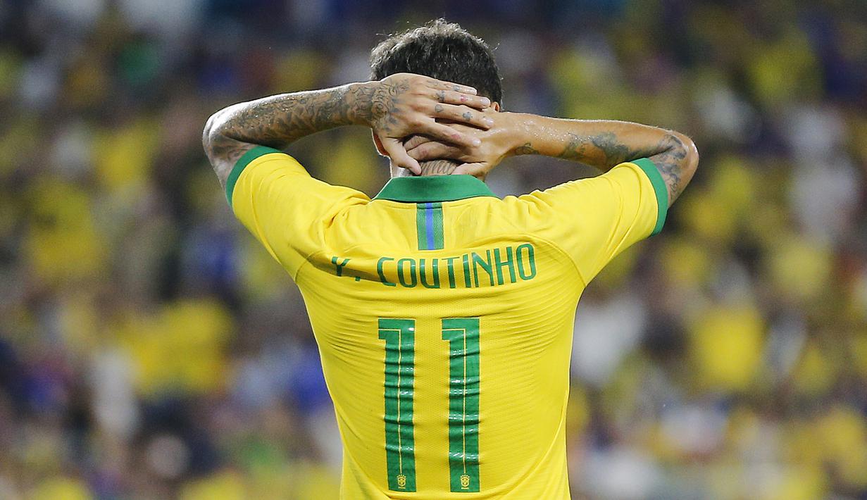 Gelandang Brasil, Philippe Coutinho, tampak kecewa usai ditahan imbang Kolombia pada laga persahabatan di Stadion Hard Rock, Florida, Jumat (6/9). Kedua negara bermain imbang 2-2. (AFP/Michael Reaves)