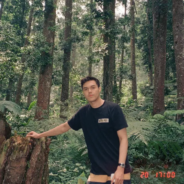 7 Potret Terbaru Rizky Djanbi, Mantan Kekasih Ochi Rosdiana Saat Traveling di Alam