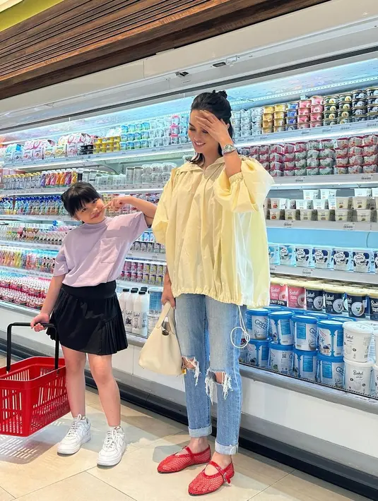 Ide outfit belanja bulanan yang stylish salah satunya bisa dilihat dari penampilan Ririn Ekawati dan putri kecilnya ini. Keduanya tampil kompak pakai atasan nuansa pastel. [@ririnekawati]
