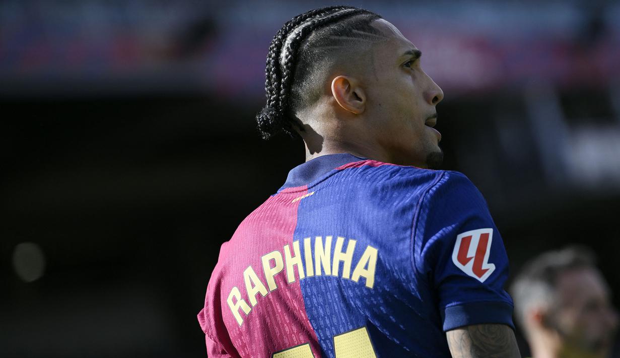 Pemain Barcelona, Raphinha dalam laga lanjutan Liga Spanyol 2024/2025 melawan Celta Vigo di Estadi Olimpic Lluis Companys, Barcelona, Spanyol, Sabtu (19/04/2025). (AFP/Josep Lago)