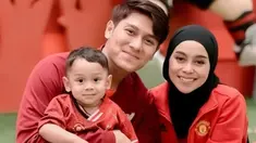 Baby L baru saja diubah namanya oleh Lesti dan Billar. Nama baby L kini menjadi Muhammad Levian Al Fatih. Potret ulang tahun sekaligus ganti nama ini digelar dengan dress code jersey bola. Lesti dan baby L pakai MU sementara Billar pakai Liverpool. (Liputan6.com/IG/lestikejora)