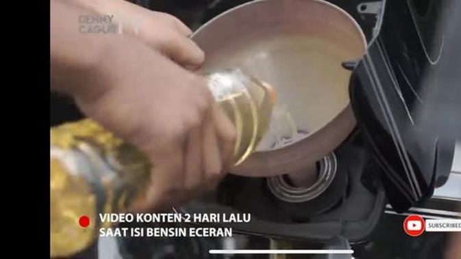 Denny Cagur kemudian memperlihatkan apa yang terjadi sesungguhnya saat mengisi bensin mobil Raffi Ahmad (YouTube/ DennyCagurTV)