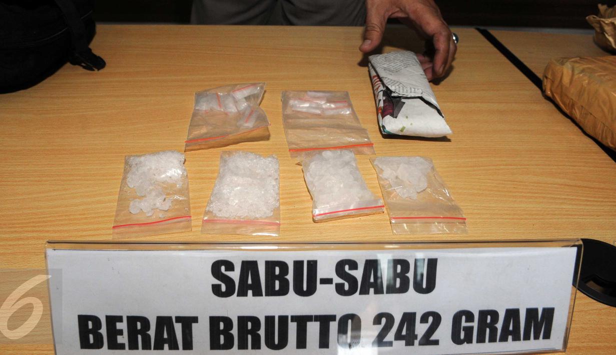 Barang bukti Narkoba jenis sabu saat digelar rilis di Polres Jakarta Timur, Sabtu (6/2). 55 orang tersangka termasuk seorang oknum pegawai Pemda ditangkap. (Liputan6.com/Helmi Afandi)