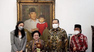 Presiden Ke-5 RI Megawati Soekarnoputri menerima Penghargaan CNBC Indonesia Lifetime Achievement atas kemampuan menyelesaikan krisis moneter 1998 saat kondisi Indonesia parah.
