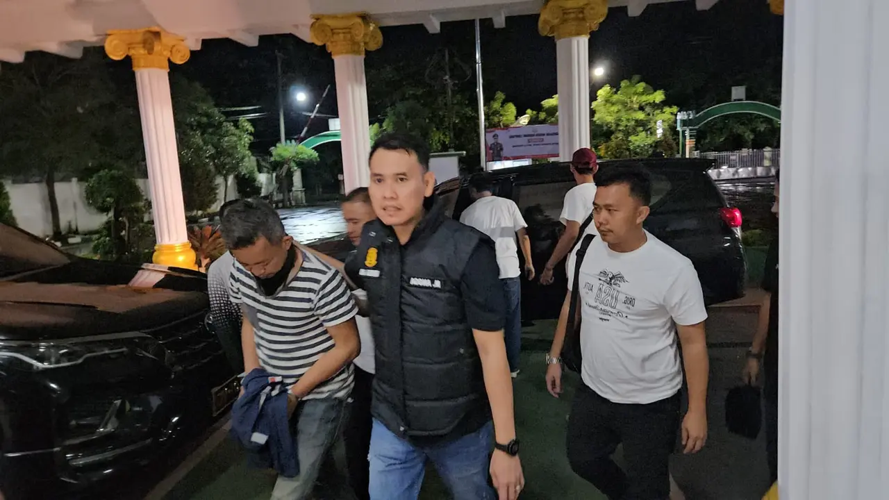 Tersangka Ahmad Zainal Abidin Arif saat digiring ke ruang tahanan Kejari Bandar Lampung. Foto : (Istimewa).