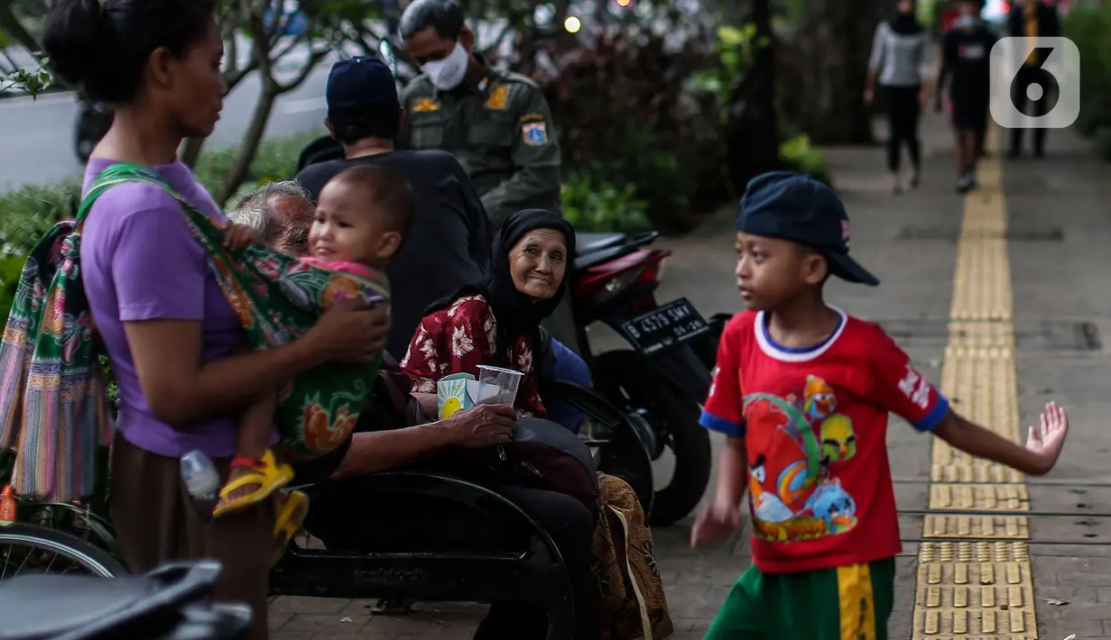 Warga beraktivitas di luar rumah saat PPKM level 3 di kawasan Monas, Jakarta, Sabtu (21/8/2021). Wagub DKI Jakarta Ahmad Riza Patria mengungkapkan, Jakarta sudah keluar dari zona merah setelah satu setengah bulan angka COVID-19 tinggi.  (Liputan6.com/Johan Tallo)