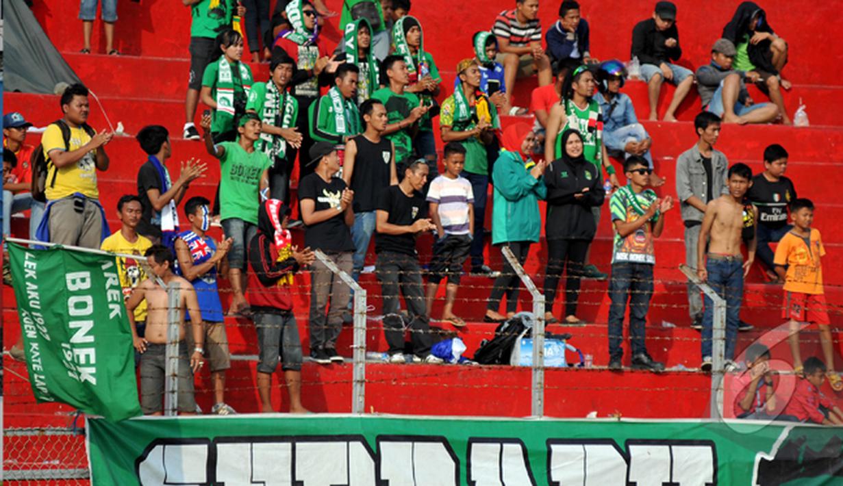 Suporter Persebaya "Bonek" memberikan dukungan kepada tim kesayangan mereka saat berlaga di SCM Cup 2015, Stadion H Agus Salim, Padang, Senin (19/1/2015). (Liputan6.com/Johan Tallo)