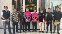 Pegawai Kejari Kampar usai menerima penyerahan tersangka korupsi RSUD Bangkinang untuk ditahan di Lapas. (Liputan6.com/M Syukur)