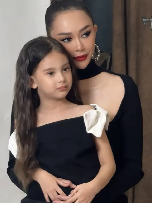 Aura Kasih dan anak (Instagram/aurakasih)