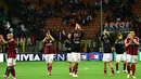 Pemain AC Milan memberikan applaus kepada para suporter di akhir laga kontra Sassuolo di Stadion San Siro, (18/5/2014). (AFP PHOTO/Giuseppe Cacace)