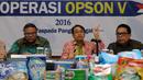 Kepala BPOM, Roy Sparringa (tengah) memberikan keterangan terkait hasil operasi Opson V di Gedung BPOM, Jakarta, Selasa (12/4/2016). BPOM menyita 12 truk pangan illegal dengan nilai lebih dari 6,3 miliar rupiah. (Liputan6.com/Helmi Fithriansyah)