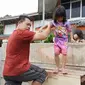 Terlibat sengketa, keluarga di Jalan Kavling Brebes, Ciledug, Kota Tangerang harus lompati tembok beton untuk ke rumah dan tempat usaha. (Liputan6.com/Pramita Tristiawati)