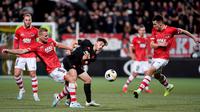 Gelandang AZ Alkmaar, Dani de Wit berusaha merebut bola yang dibawa gelandang Manchester United, Daniel James pada lanjutan pertandingangrup L Liga Europa di stadion ADO Den Haag, Belanda (3/10/2019). MU bermain imbang 0-0 atas AZ Alkmaar. (AFP Photo/John Thys)