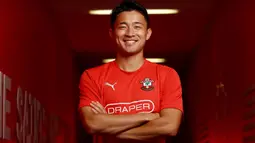 Bek kanan berusia 24 tahun, Yukinari Sugawara baru saja didatangkan Southampton yang promosi ke Premier League pada awal musim 2024/2025. Southampton menebusnya dari klub Belanda, AZ Alkmaar dengan nilai transfer sebesar 7 juta euro dengan durasi kontrak selama 4 tahun hingga akhir musim 2027/2028. (southamptonfc.com)