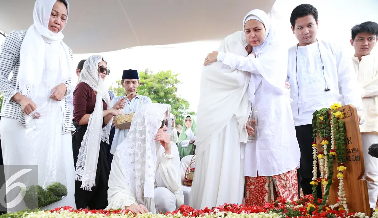 Suasana haru keluarga Terry Putri saat pemakaman ibunya di TPU Tanah Kusir‎, Jakarta, Minggu (5/2). Sang ibunda meninggal akibat terkena serangan jantung usai menjalani operasi.‎ (Liputan6.com/Herman Zakharia)