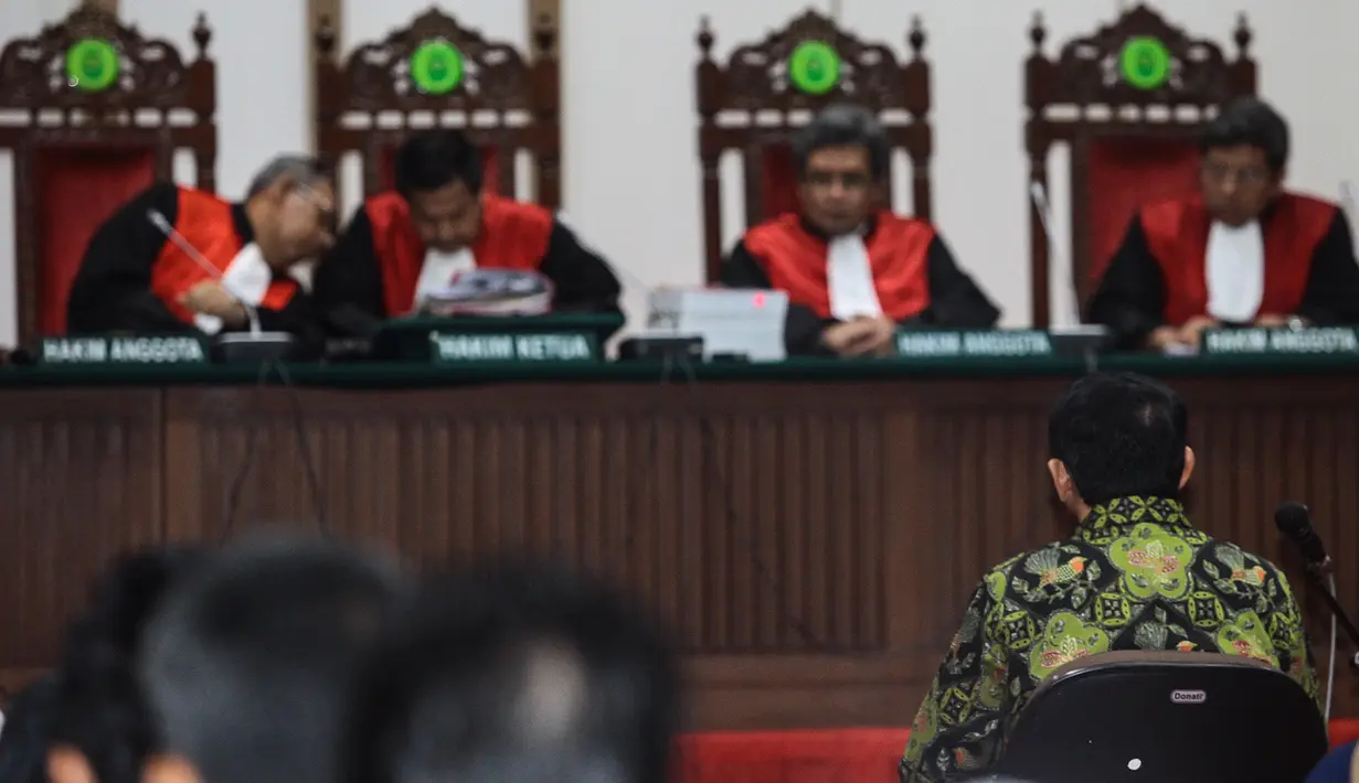 Terdakwa Basuki Tjahaja Purnama atau Ahok mengikuti sidang lanjutan kasus dugaan penistaan agama di Auditorium Kementerian Pertanian, Jakarta, Kamis (20/4). Sidang beragenda pembacaan tuntutan dari Jaksa Penuntut Umum. (Liputan6.com/Pool/Muhammad Adimaja)