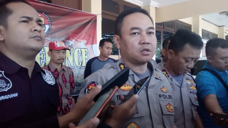 Juru Bicara Polda Jabar Komisaris Besar Polisi Trunoyudo Wisnu Andiko saat memberikan penjelasan ihwal penangkapan tersangka penyebara ujaran kebencian dan hasutan jahat di Mapolres Garut