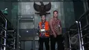 Sherman Rana Khrisna (kiri) saat keluar dari Gedung KPK, Jakarta, Jumat, (8/5/2015). KPK menahan Sherman terkait kasus ke Badan Pengawas Perdagangan Berjangka Komoditi . (Liputan6.com/Helmi Afandi)